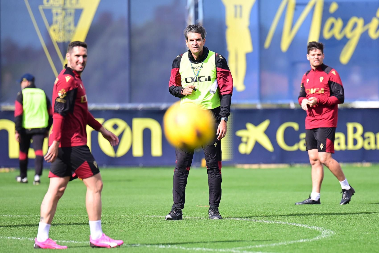 Zaldua, Pellegrino y Meré, atentos a un balón en el aire.
