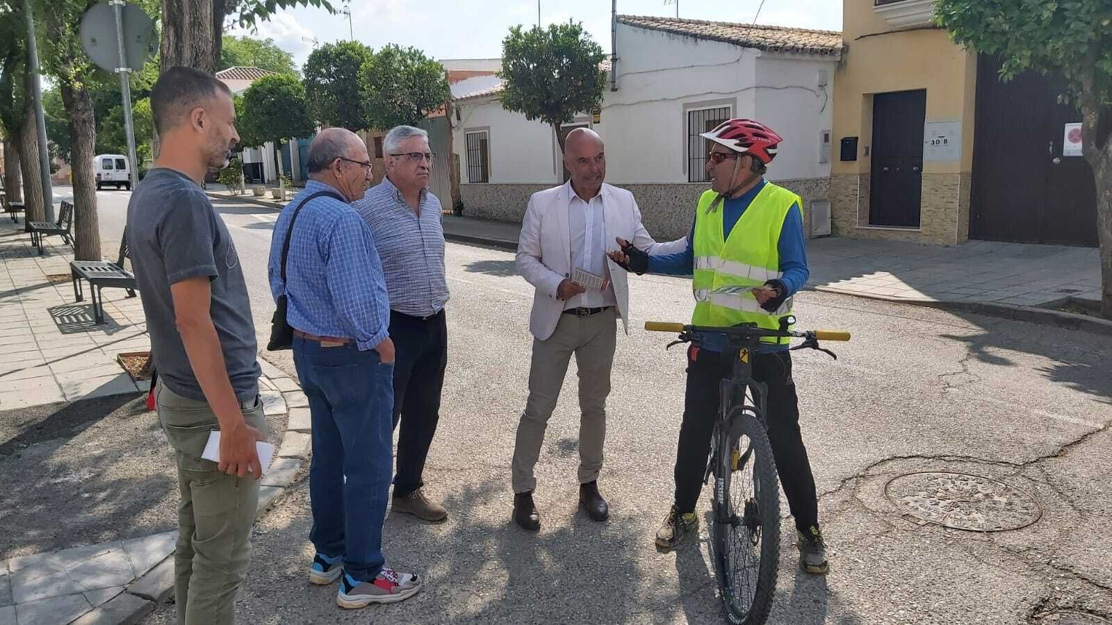 Antonio Hurtado, en una visita a la barriada de Santa Cruz.
