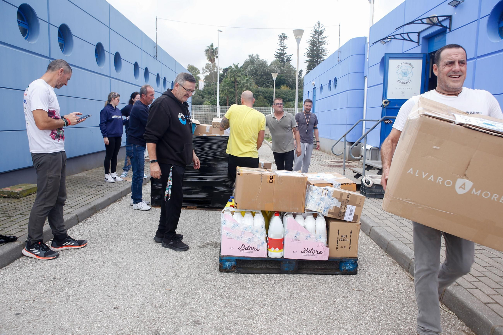 Fotos de la recogida de alimentos y enseres para ayudar a los afectados por la DANA en Valencia