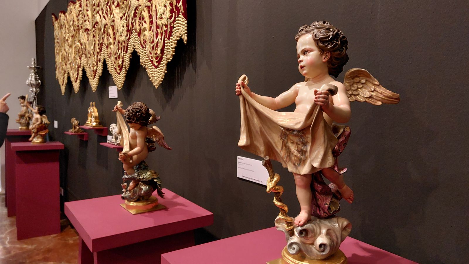 La exposición de estrenos de la Semana Santa, en imágenes