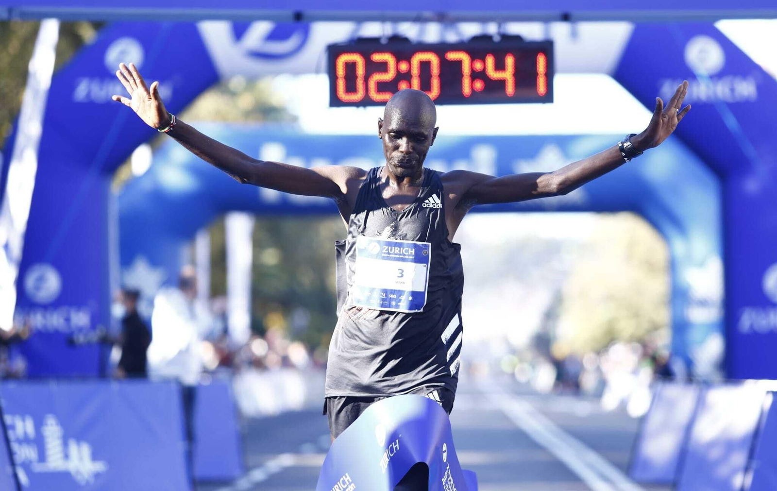 Mark Korir, en su entrada en meta.