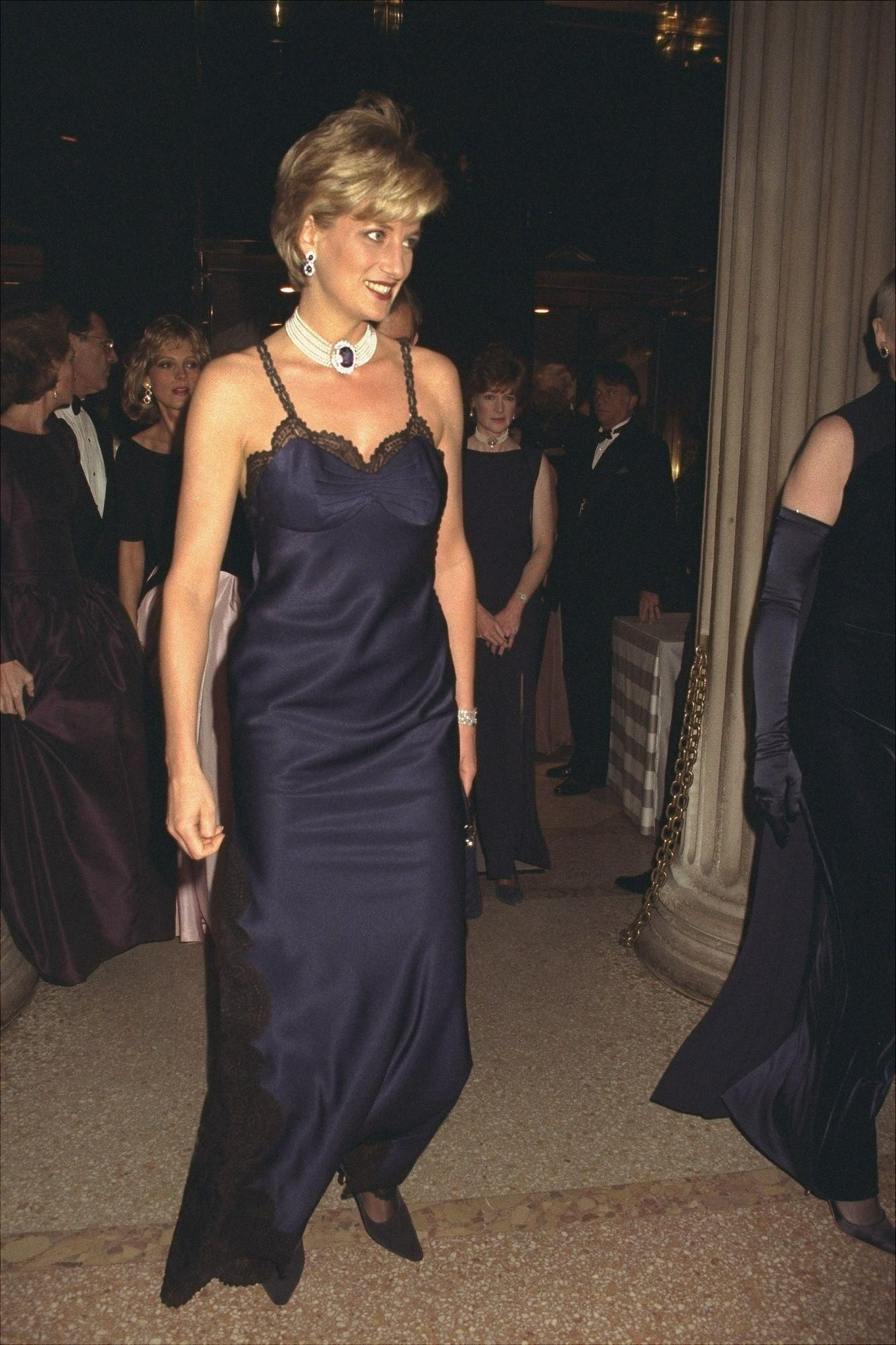 Diana de Gales, con el vestido lencero de John Galliano para Dior que lució en la 'MET Gala' de 1996.