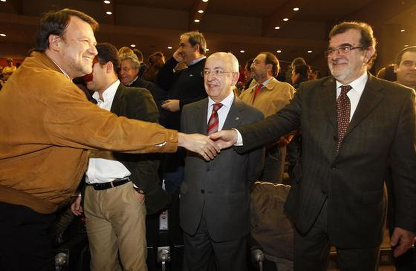 Monteseirín saluda a Rodríguez de la Borbolla ante Del Valle.

Foto: Antonio Pizarro