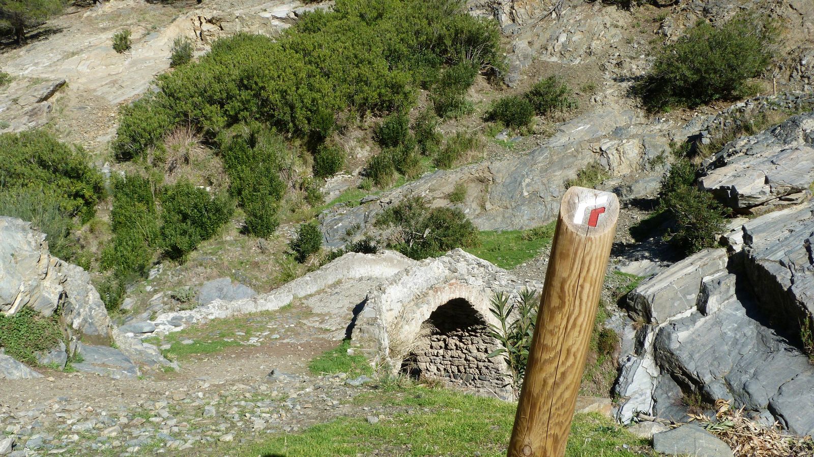 En Sedella también podemos pasar sobre un puente construido por los romanos. En Sedella también podemos pasar sobre un puente construido por los romanos.