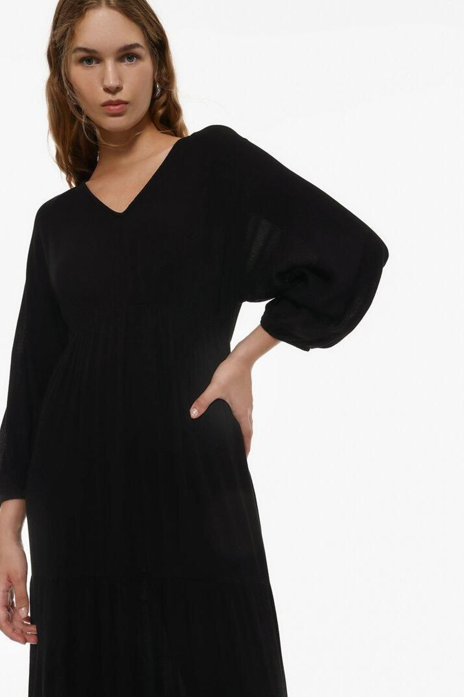 El vestido negro que querrás llevar para embrujar a cualquiera