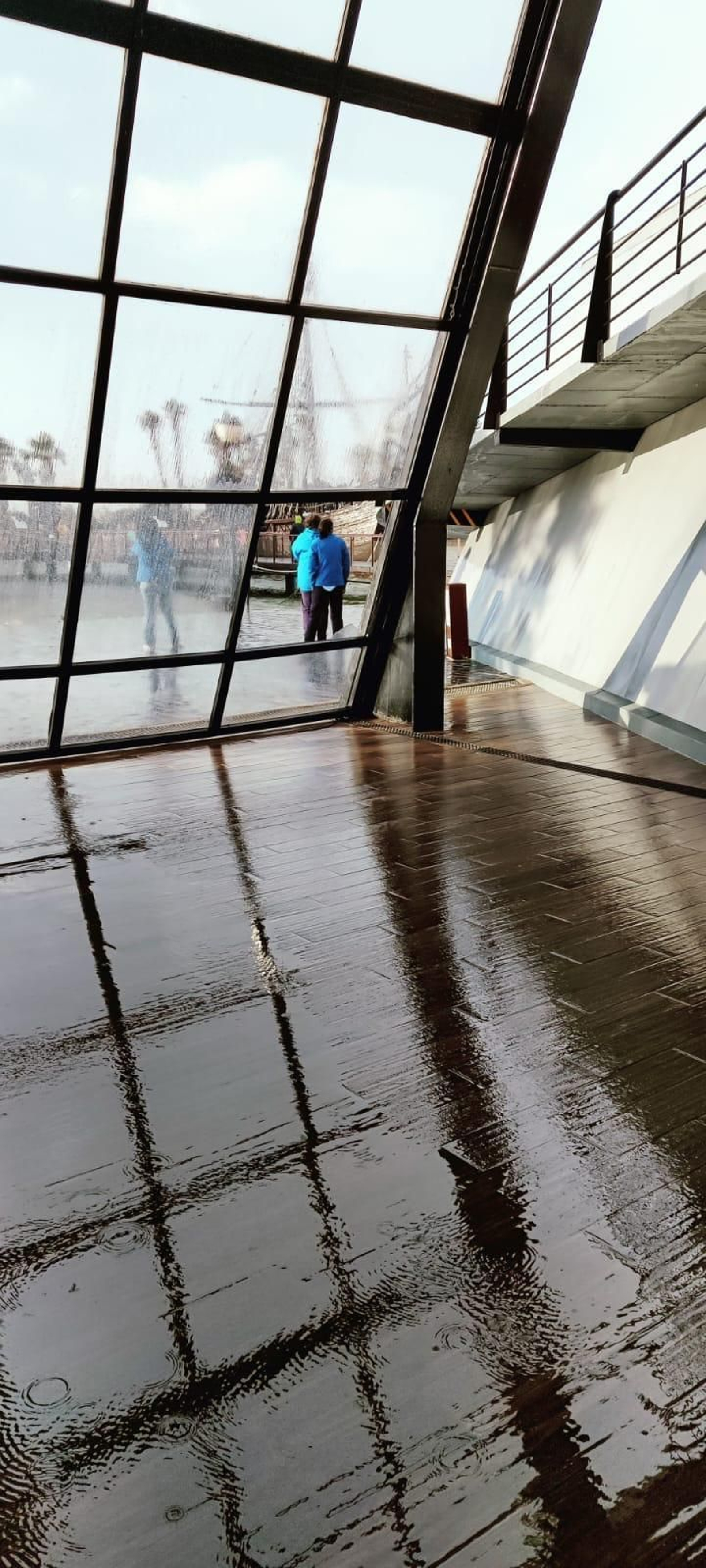 Cristales rotos en el Muelle de las Carabelas.