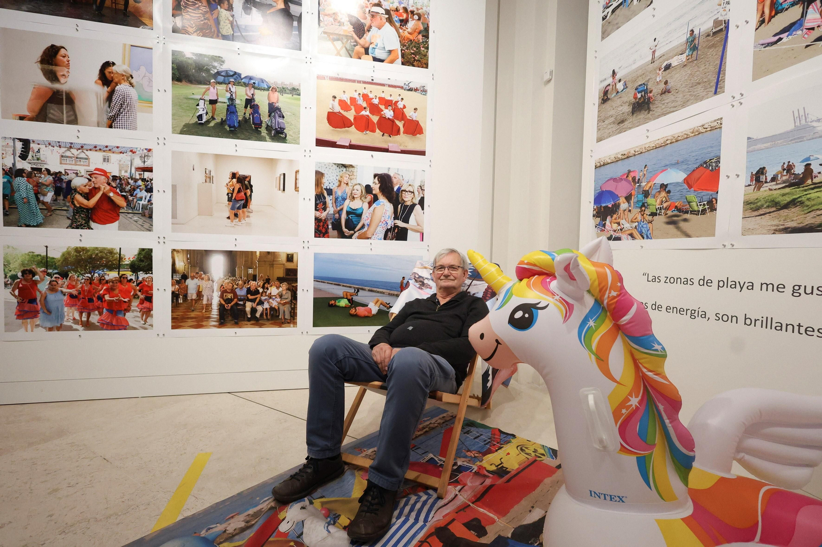 Martin Parr entre sus imágenes reunidas en la muestra 'MálagaEXPRESS'. Martin Parr entre sus imágenes reunidas en la muestra 'MálagaEXPRESS'.