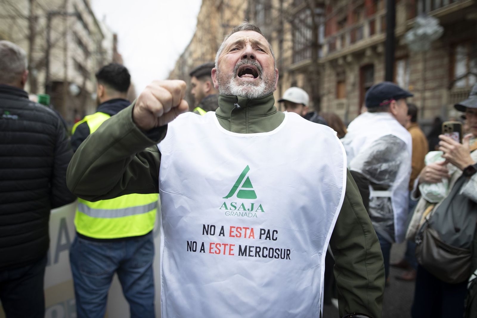 Las mejores imágenes de la tractorada que ha paralizado Granada bajo la lluvia