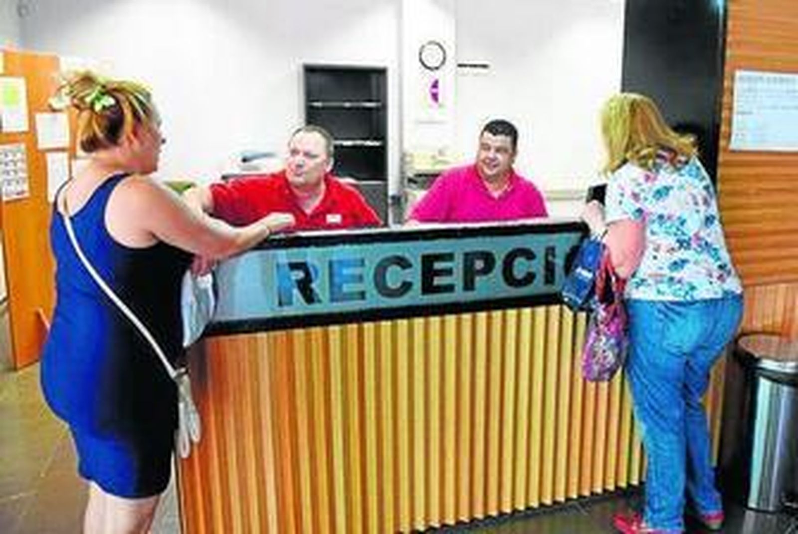 Vista del Polígono Sur, a la derecha el puente del V Centenario, desde la azotea del Centro Social de las Letanías.
