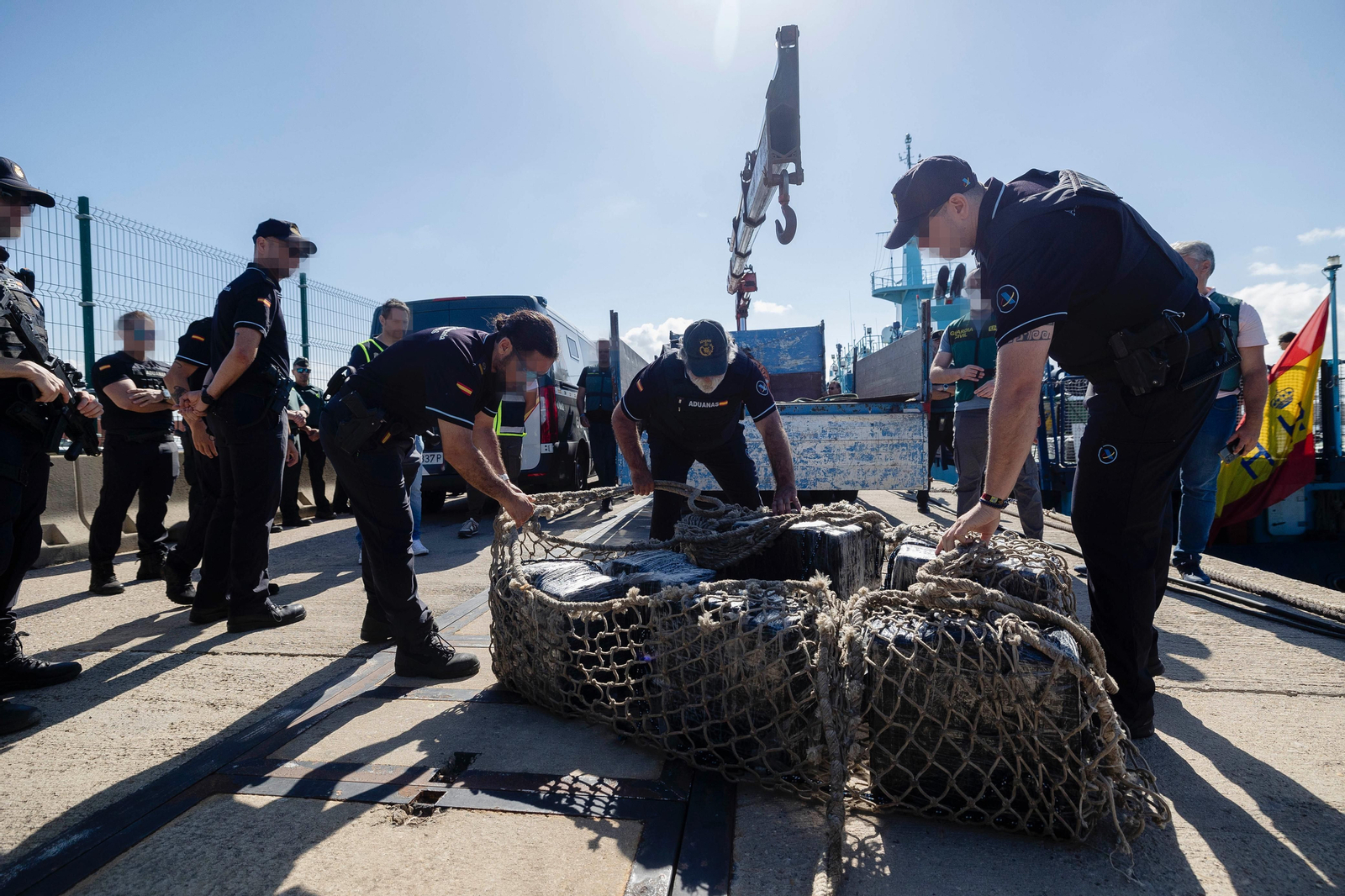 Imágenes de la descarga en el puerto de Cádiz de la cocaína intervenida en el narcosubmarino