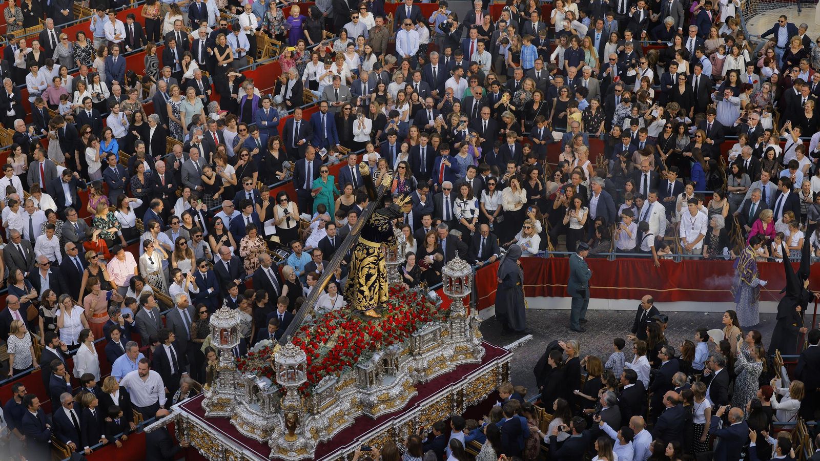 El Señor de Pasión, con la túnica bordada de los acantos.