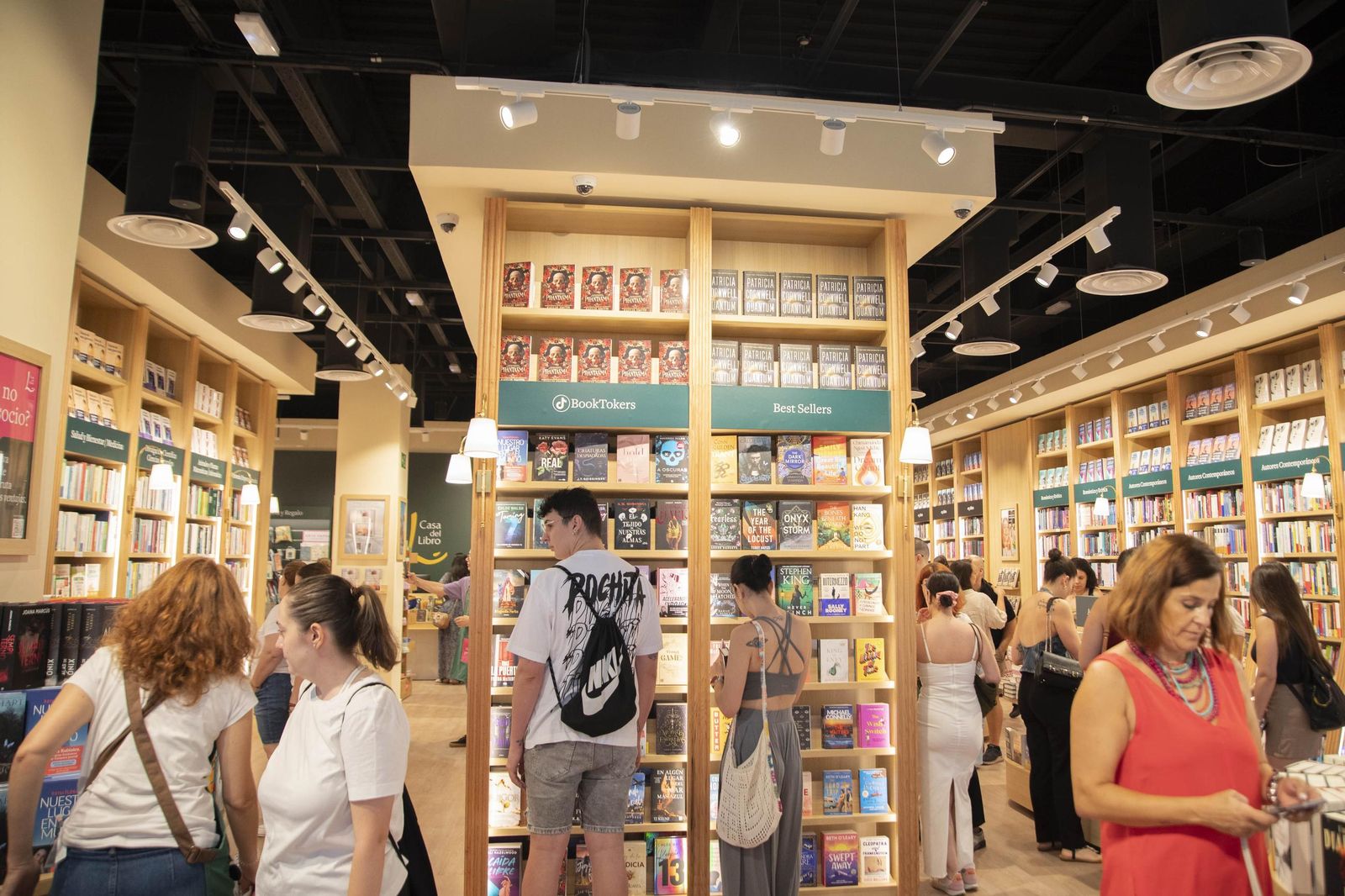 Las imágenes de la apertura de la Casa del Libro en el Centro Comercial Torrecárdenas de Almería