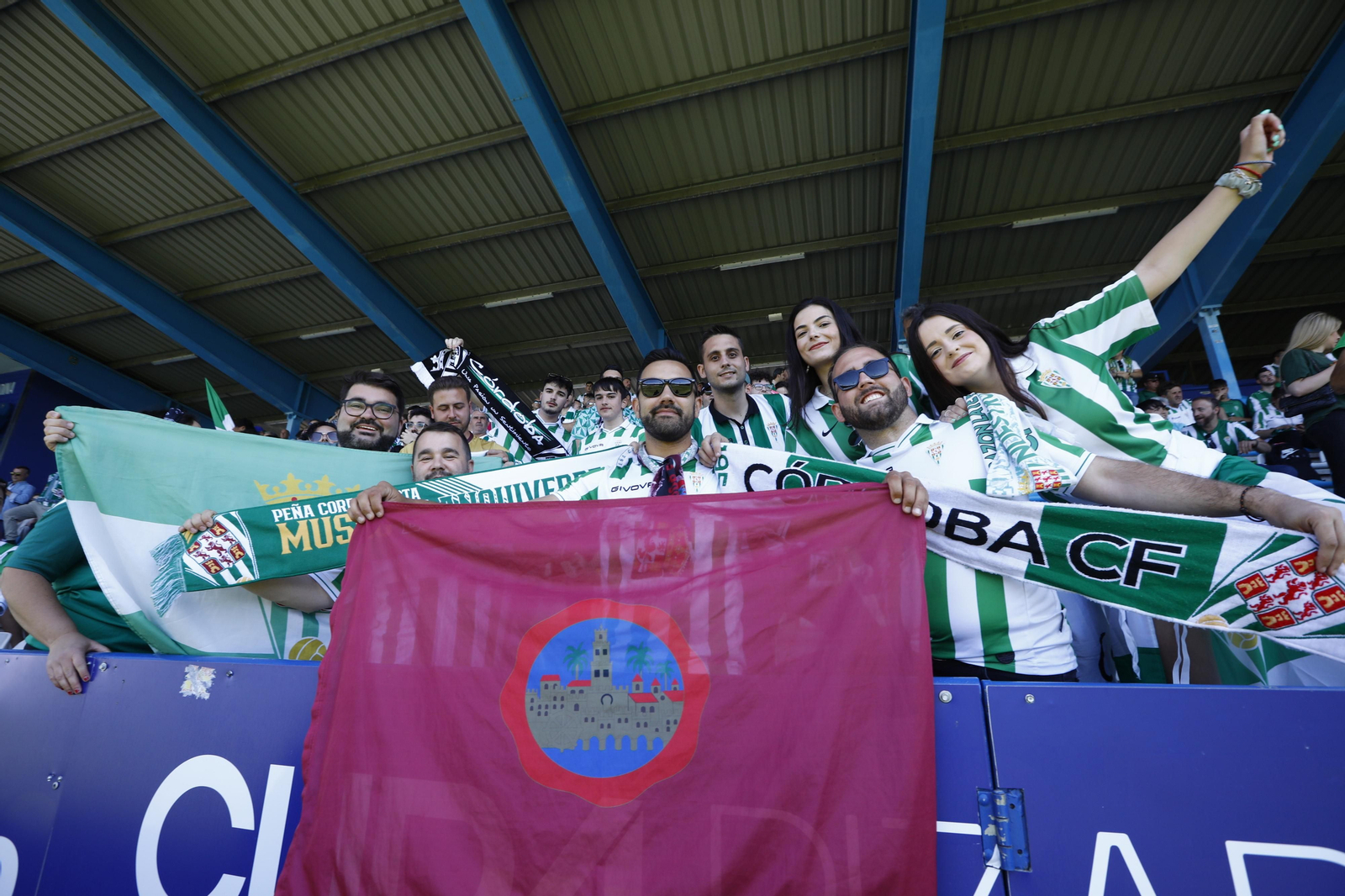 Las mejores fotos de la afición del Córdoba CF en el partido ante la Ponferradina en El Toralín Las mejores fotos de la afición del Córdoba CF en el partido ante la Ponferradina en El Toralín