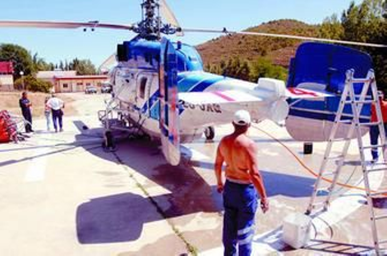 Mantenimiento del Bamby Bucket después de trabajar tres días en Almería.
