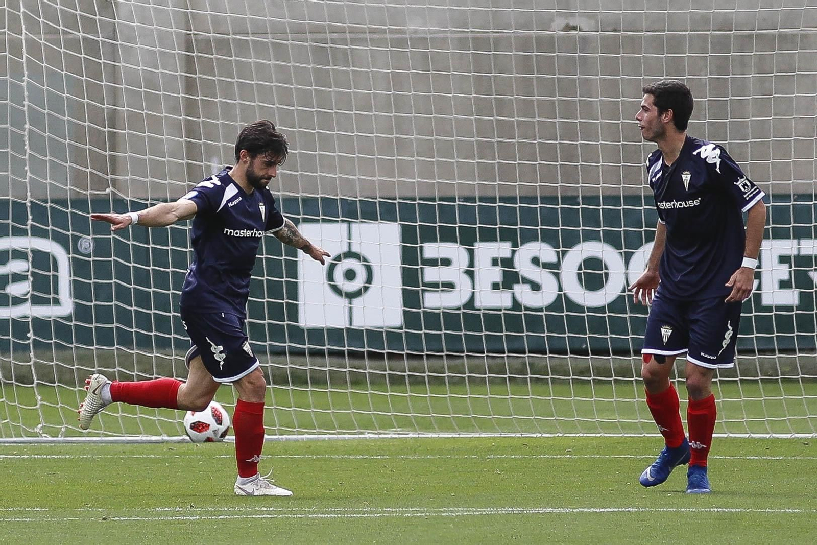 Antoñito celebra el primer gol del Algeciras ante el Betis Deportivo junto a Tote.