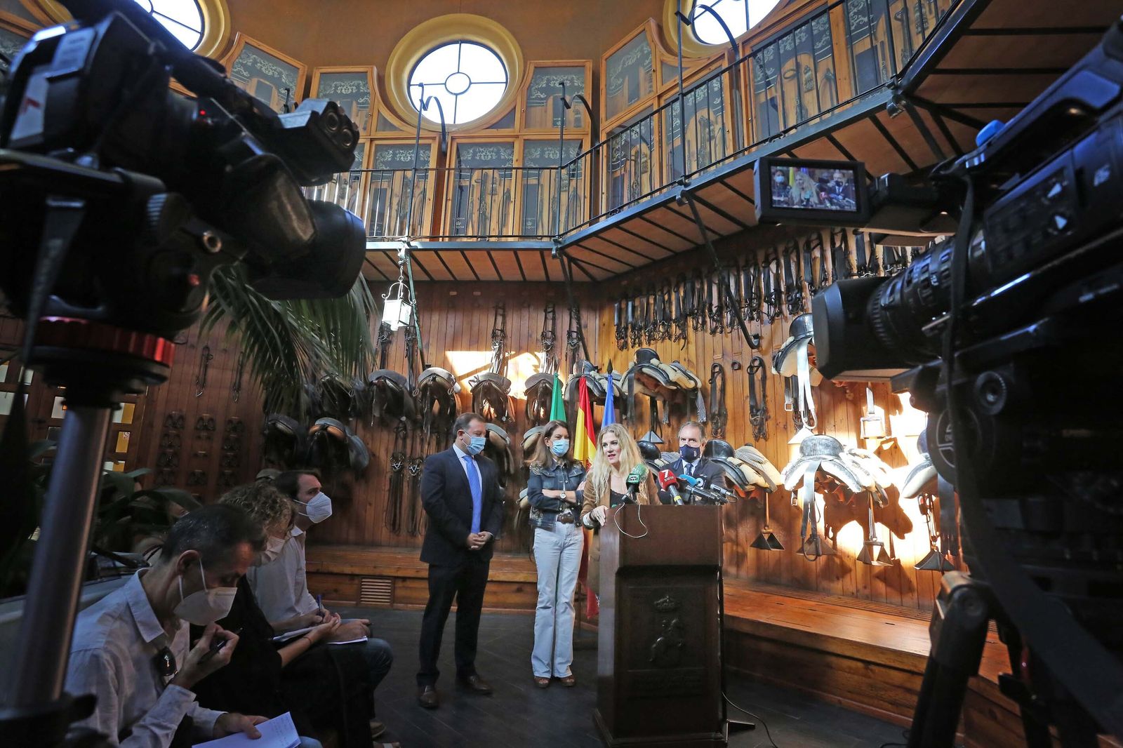 Ana Mestre, junto a Jorge Ramos, María Jesús Herencia y Antonio Mariscal hoy en el Guardarnés de la Real Escuela.