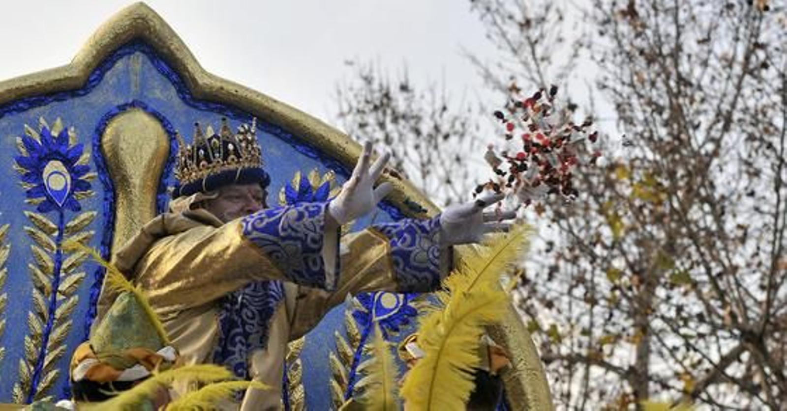 El rey Melchor arroja caramelos durante la salida de la Cabalgata en el Rectorado de la Universidad de Sevilla. 

Foto: Juan Carlos Vázquez