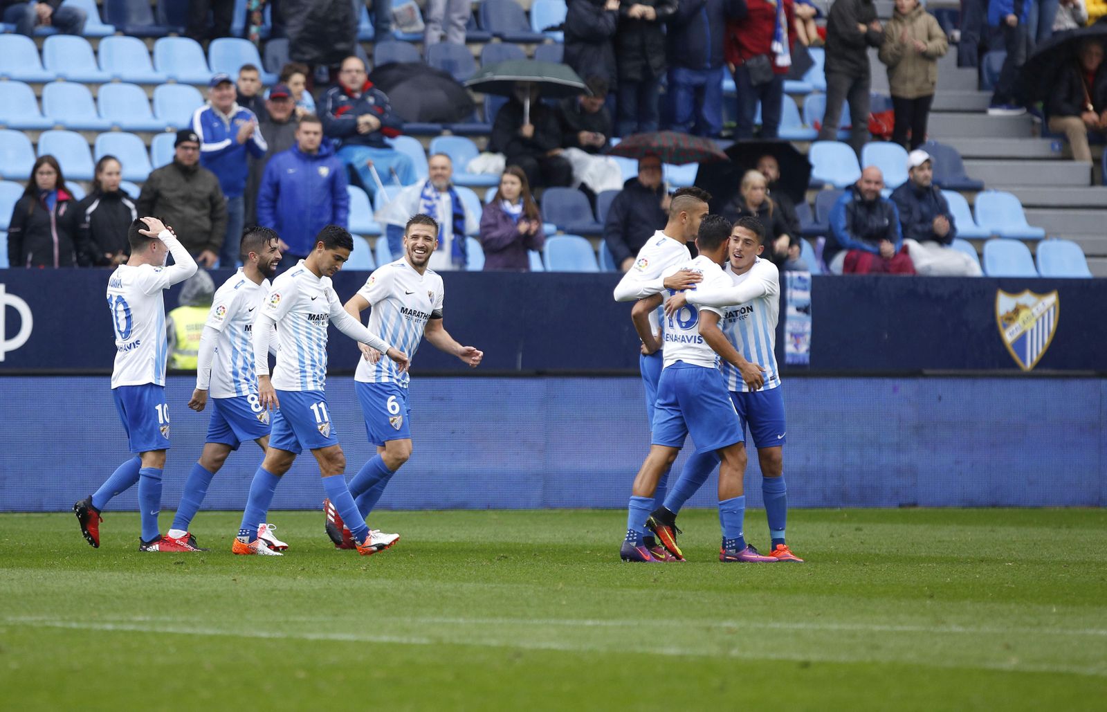 Varios jugadores festejan el tanto de Michael Santos.