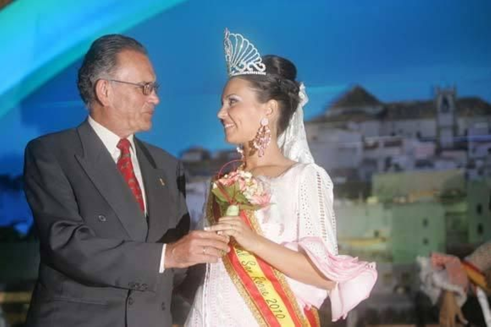 José Chamizo recuerda en el pregón su misión pastoral en San Roque y se procede a la coronación de la reina juvenil e infantil  Foto: J. M. Quinones