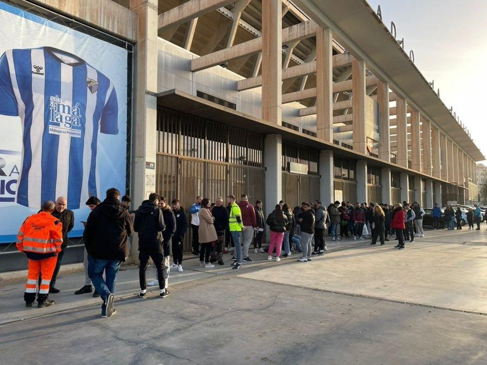 La afición del Málaga CF guarda cola en La Rosaleda para comprar las entradas.
