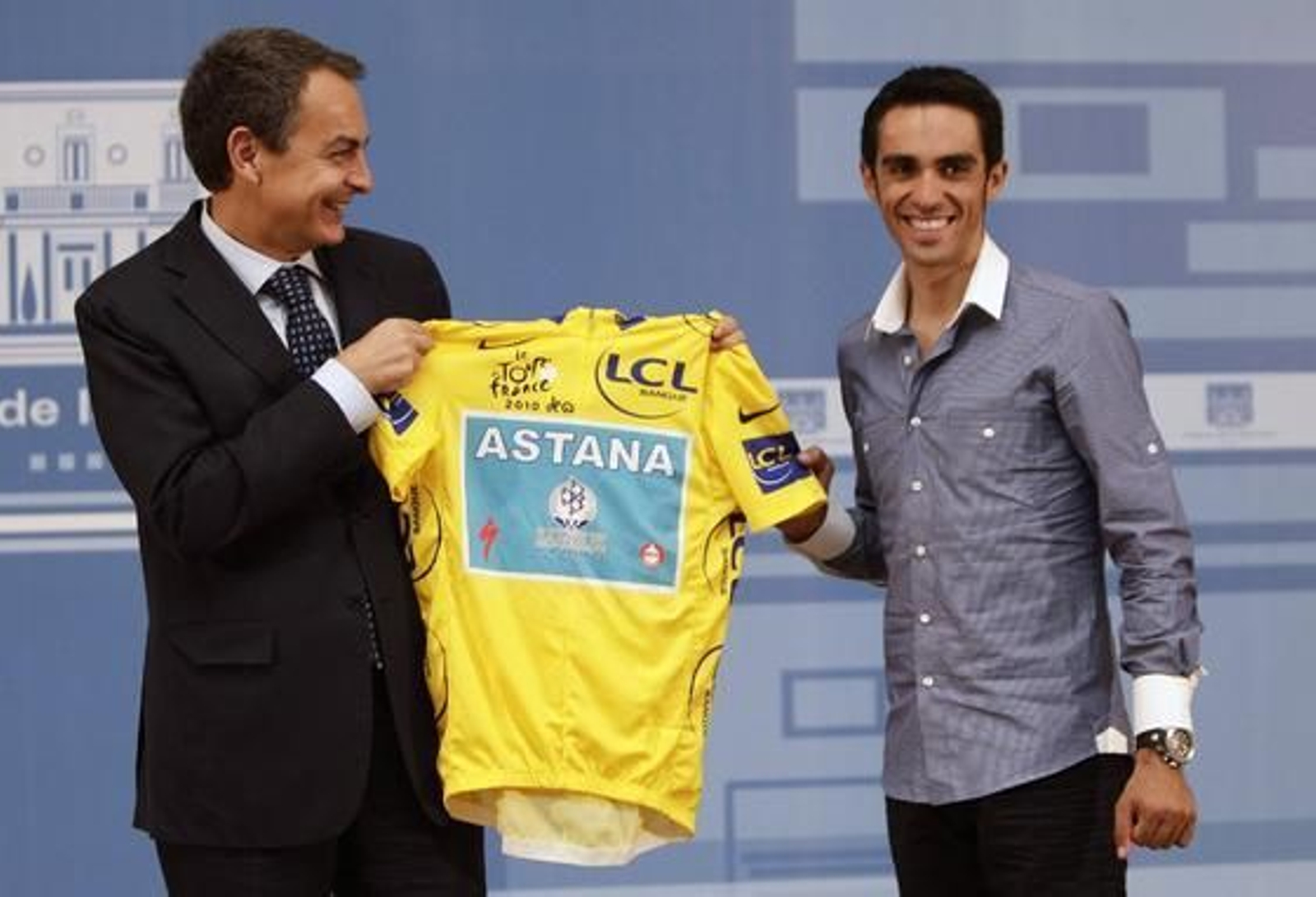 26 de julio de 2010: Zapatero recibe a Contador tras ganar el Tour de Francia.

Foto: EFE