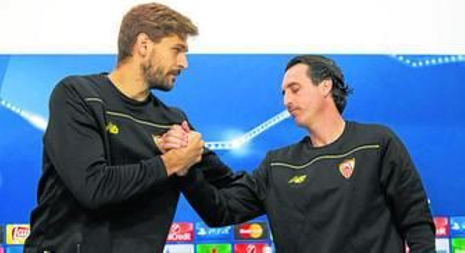 Llorente saluda a Unai Emery tras antecederle en su comparecencia de prensa.