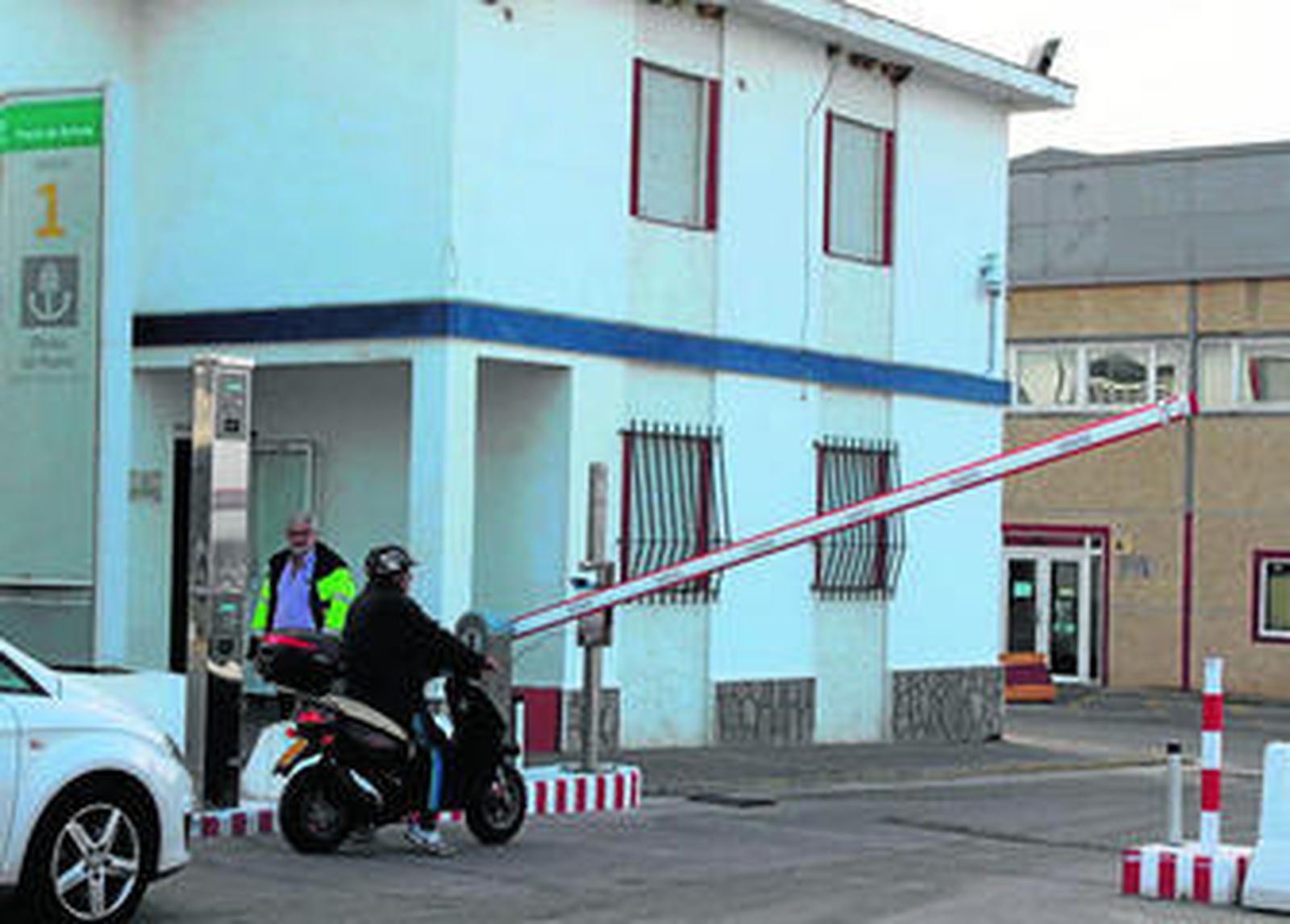 Todos los vehículos que pretenden acceder al puerto son identificados.