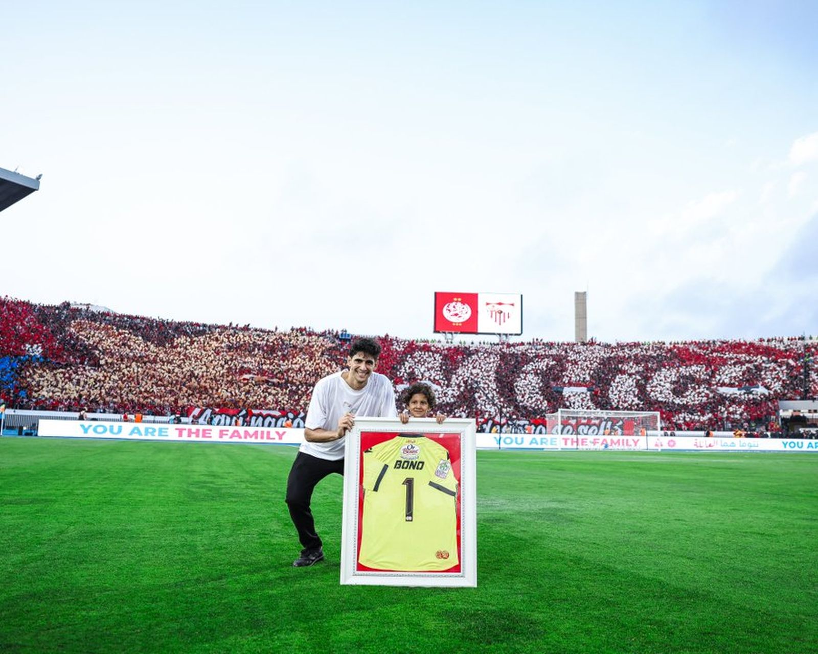 Bono recibe junto a su hijo (con camiseta del Sevilla) un homenaje en el estadio Mohamed V.