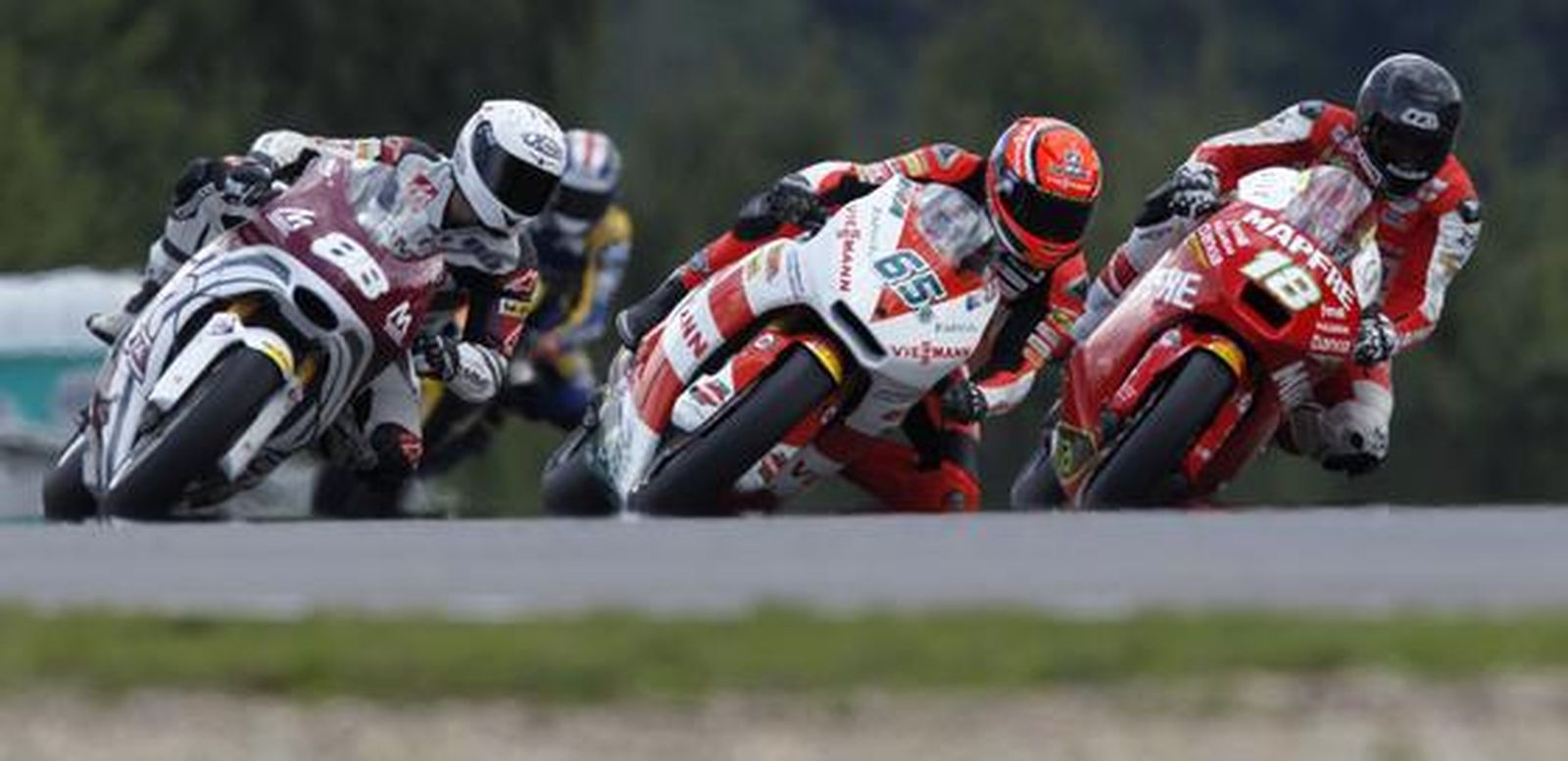 Iannone se cuela por delante de Marc Márquez y Bradl en Moto2. / Reuters