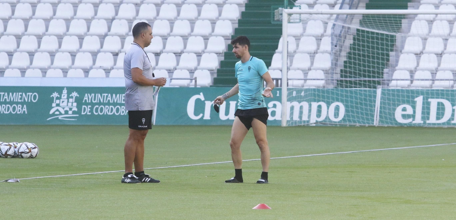 Javi Flores dialoga con Germán Crespo durante el entrenamiento de este sábado.