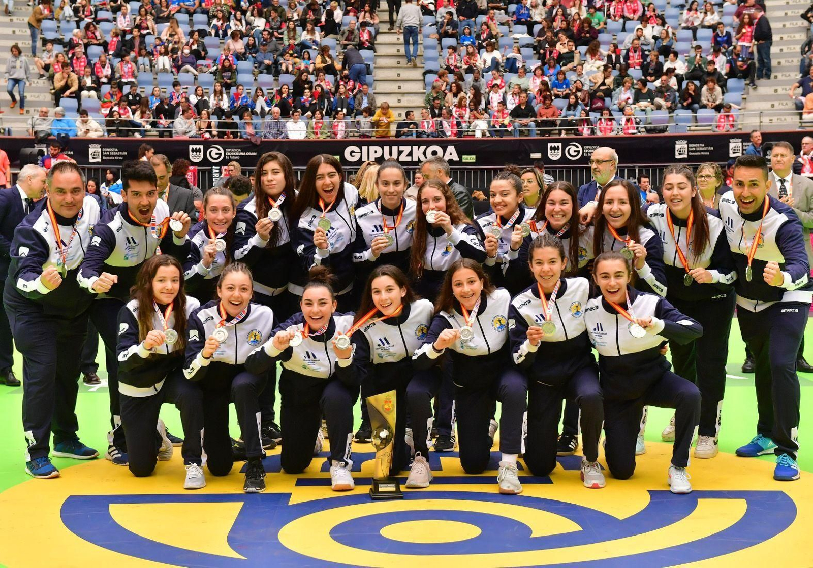 Las jugadoras cadetes celebran el subcampeonato de la Minicopa.