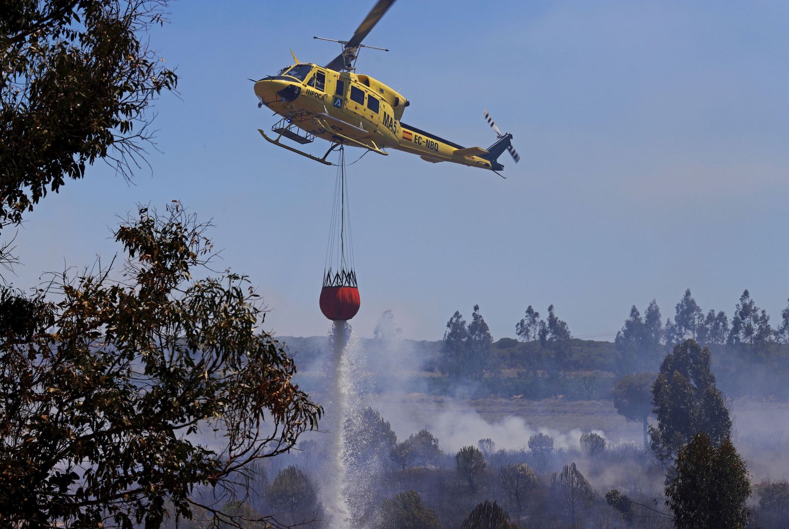 Imagen del helicóptero del Plan Infoca interviniendo en el incendio de Aljaraque