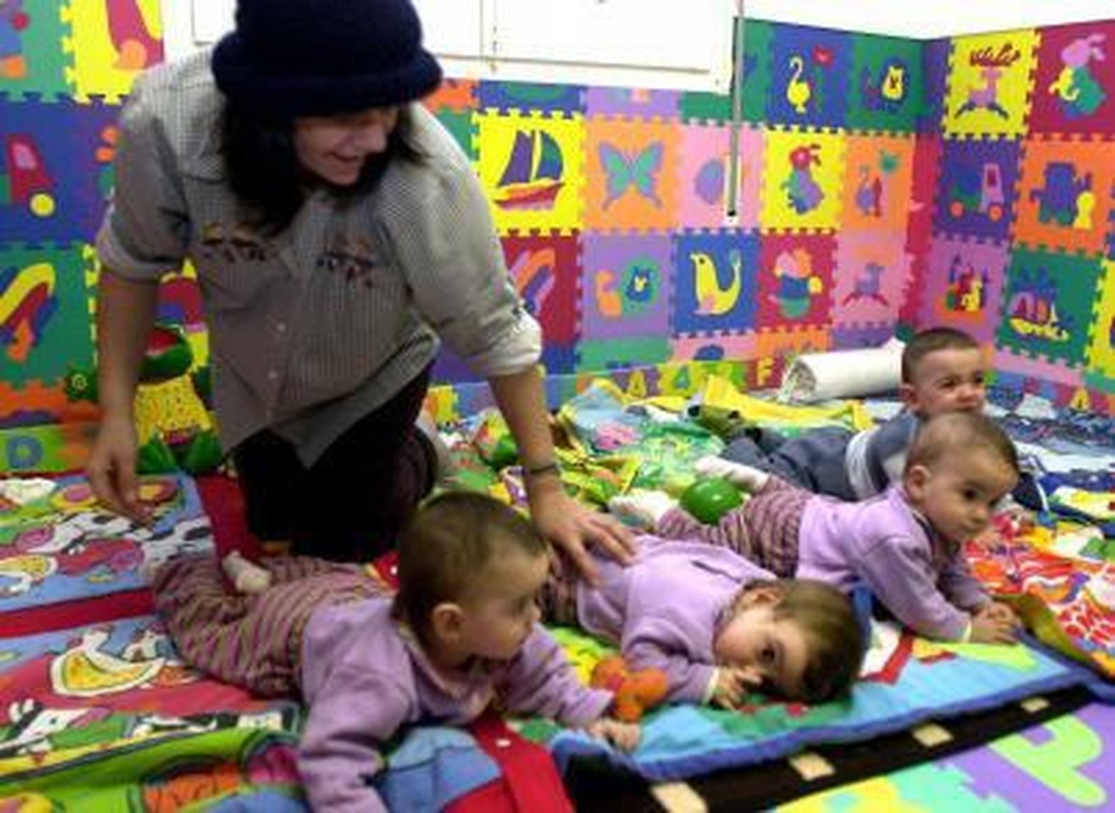 Imagen de archivo de una madre con sus pequeño.s