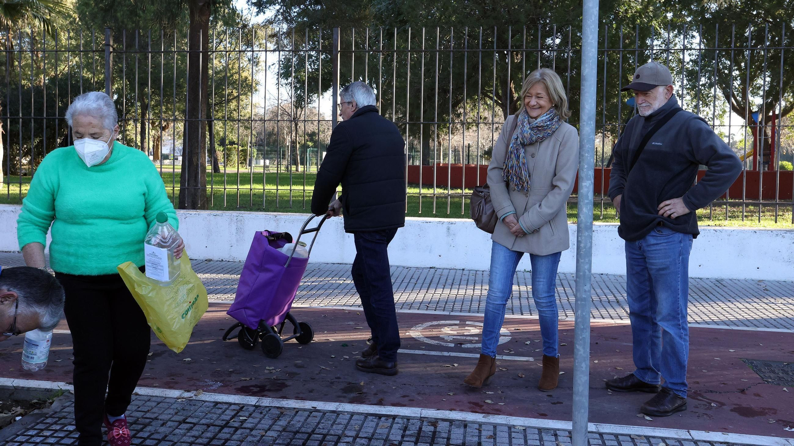 Imágenes del reparto de agua en Vallesequillo