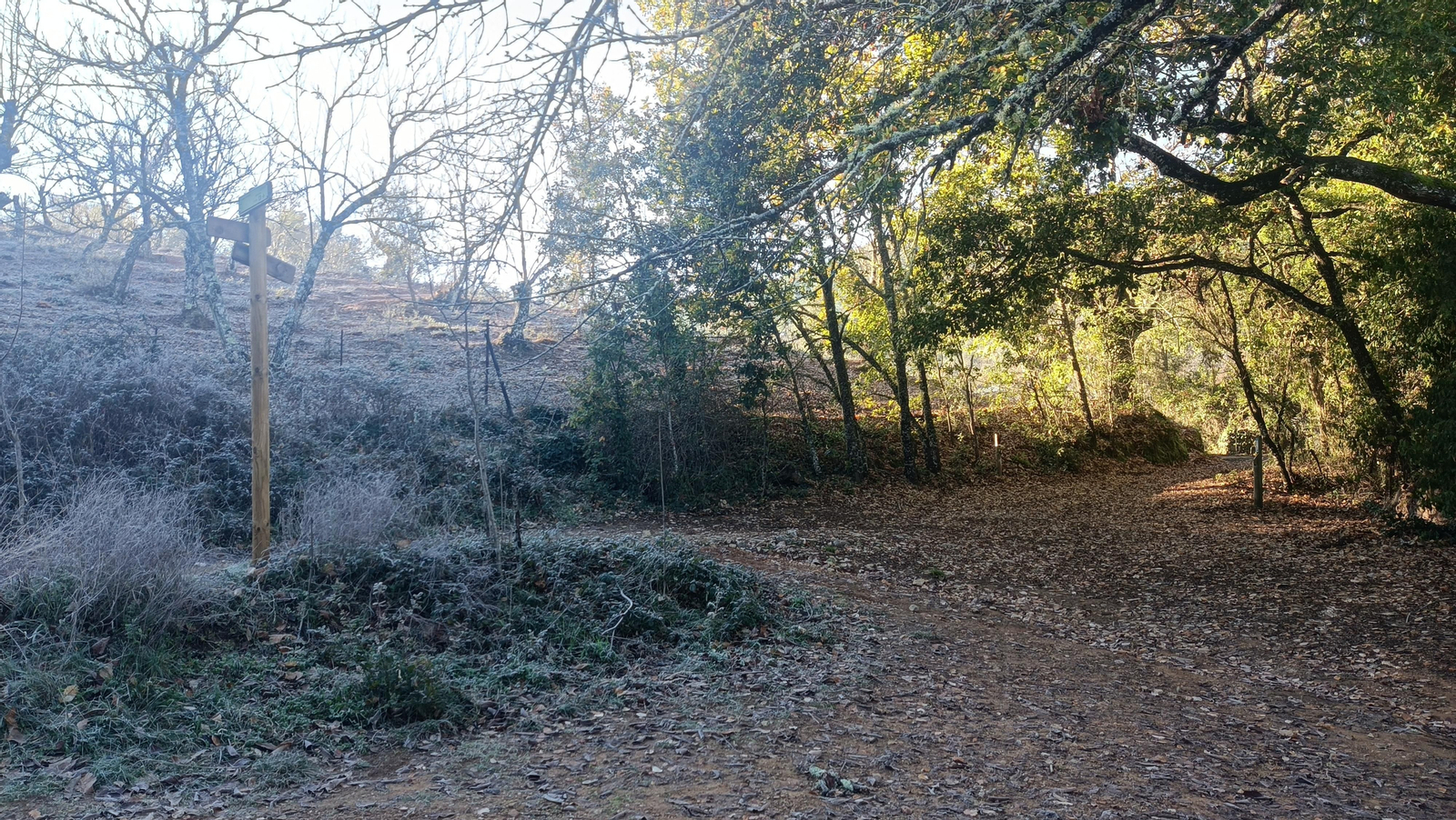 En los cruces tendremos señales indicativas muy claras. Pasaremos dos veces por este cruce.