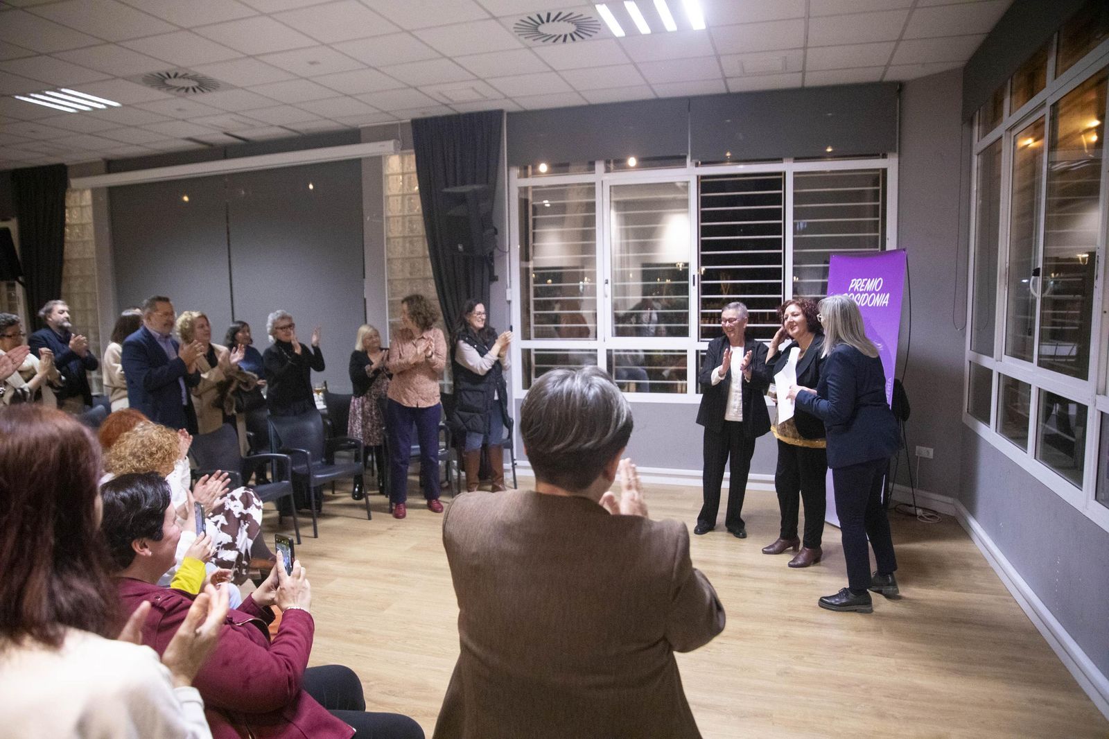 La Plataforma de Acción Feminista en Almería rinde homenaje a las mujeres de la Desbandá con su II Premio ‘Posidonia’ a Loli Sierra, vicepresidenta de la Asociación Memorialista de la Desbandá, en imágenes