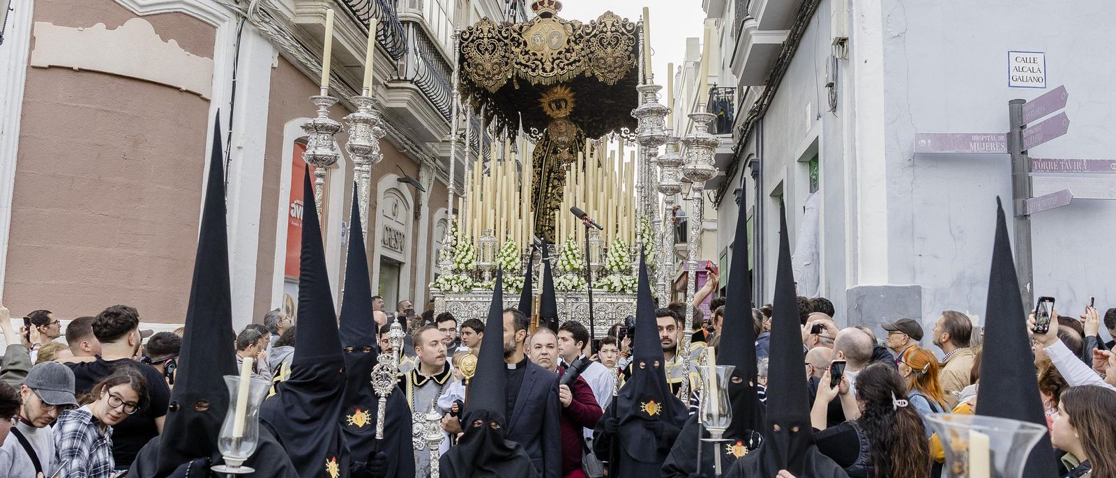 Imágenes de la procesión de la Virgen de los Dolores de Servitas en Cádiz