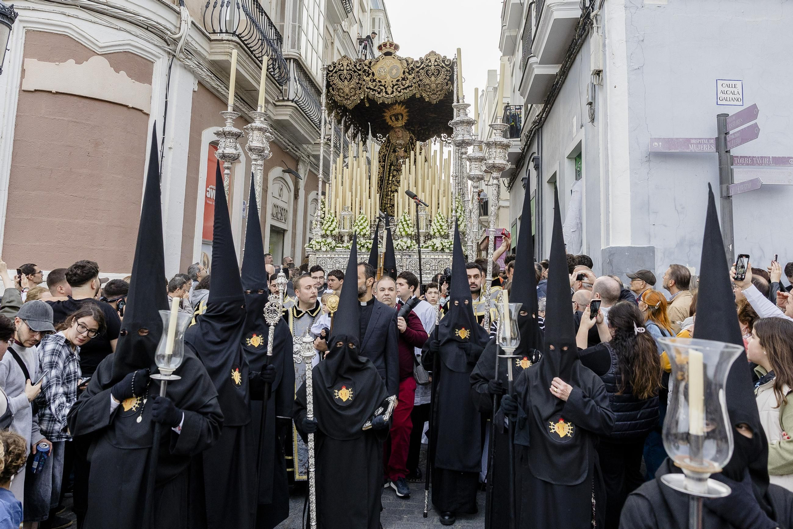 Imágenes de la procesión de la Virgen de los Dolores de Servitas en Cádiz