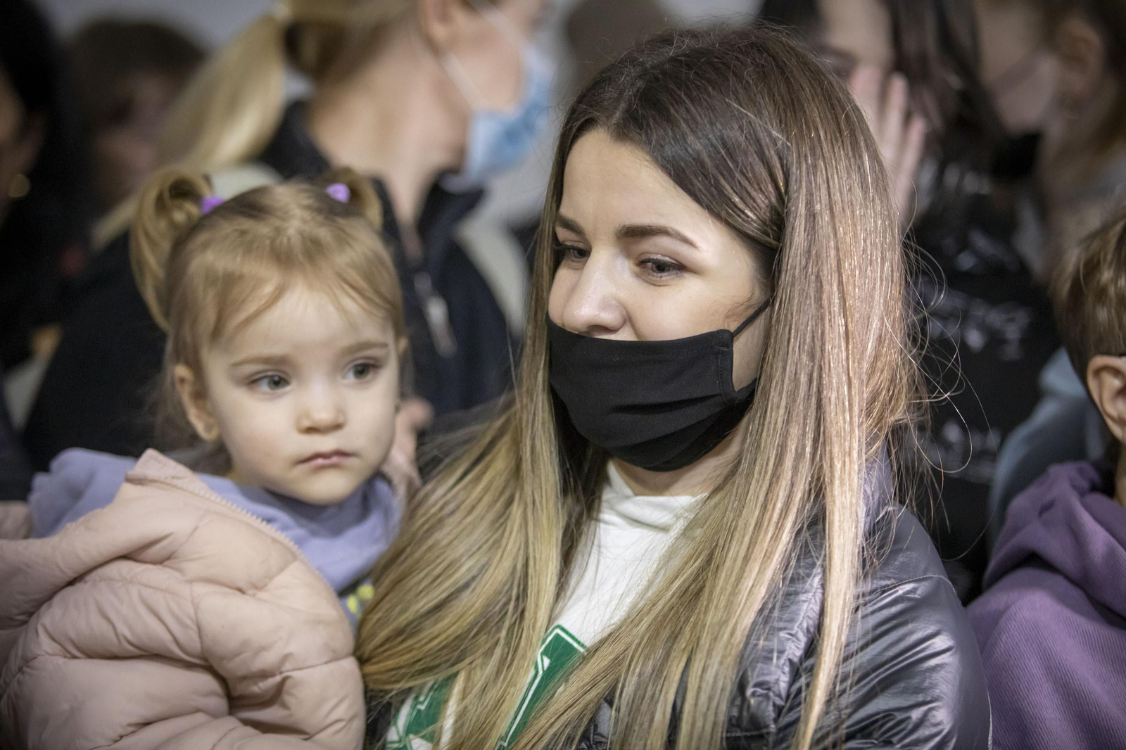 Imágenes del recibimiento en Chiclana a un grupo de refugiados ucranianos