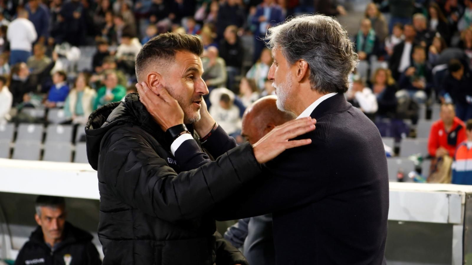 Iván Ania y Pablo Alfaro se saludan antes de empezar el partido. Iván Ania y Pablo Alfaro se saludan antes de empezar el partido.