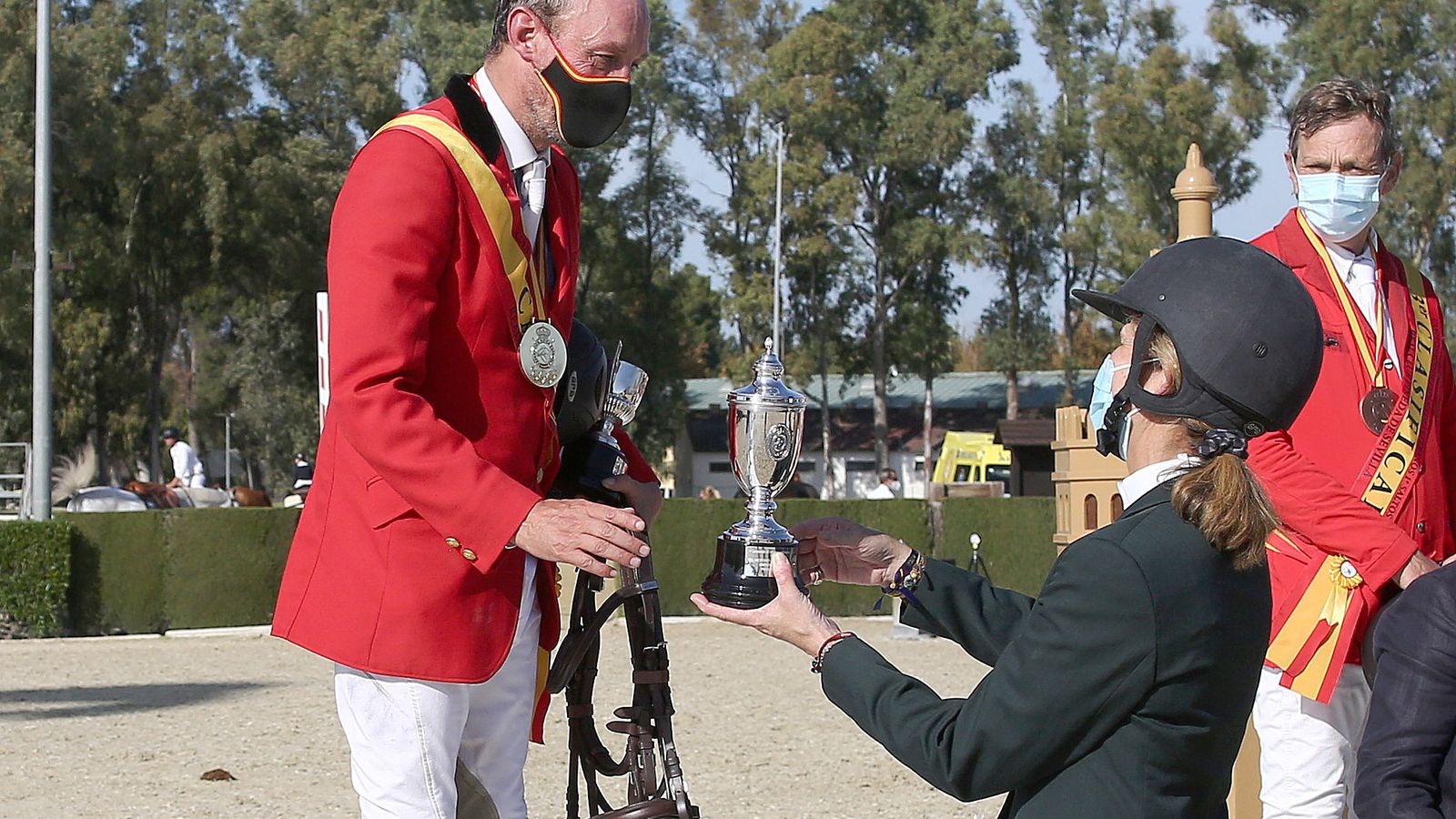 Ivan Rodrigáñez, campeón de España, recibe el trofeo de manos de la infanta doña Elena.