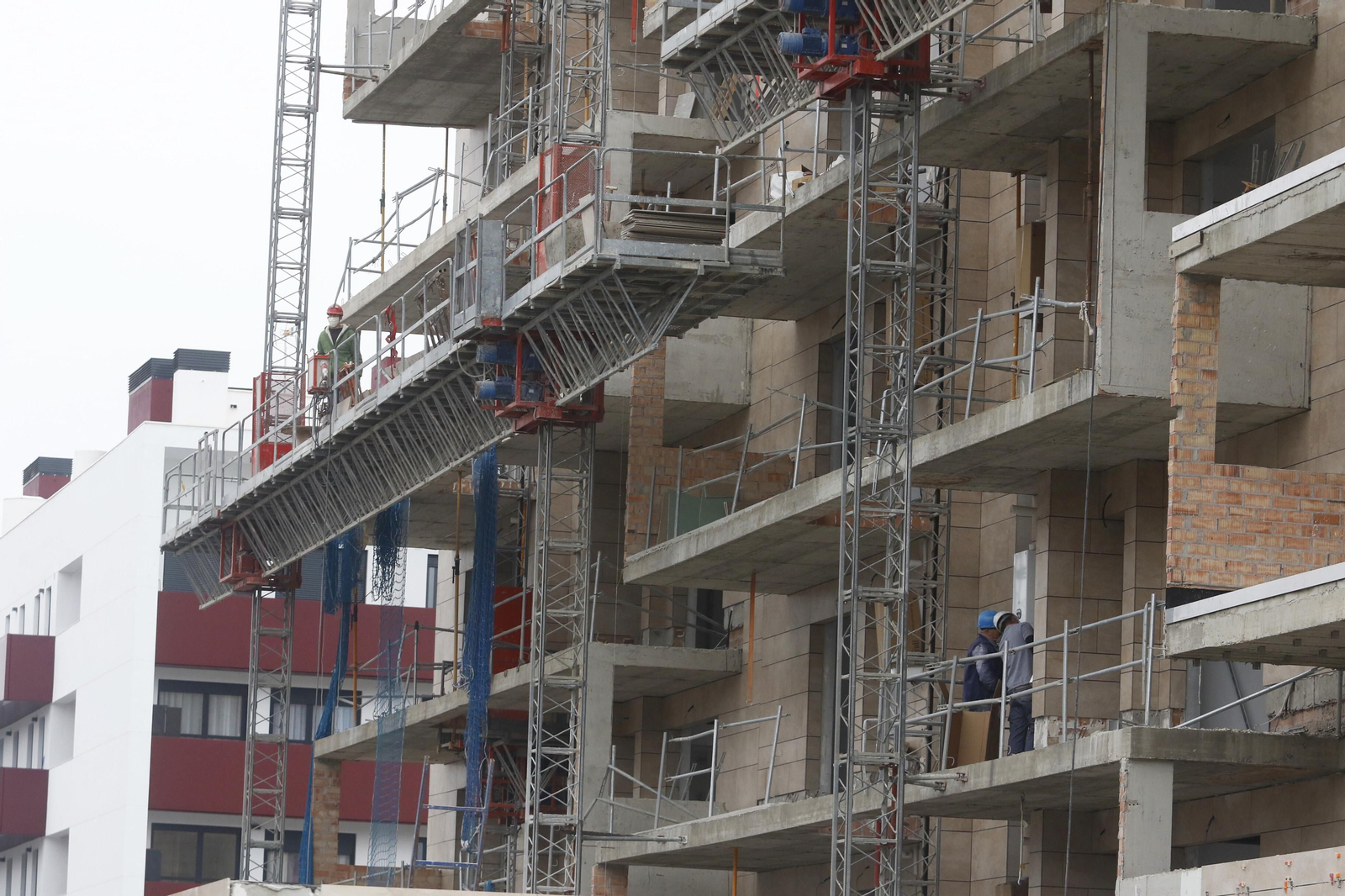 Las fotos del reparto masivo de mascarillas y la vuelta al trabajo en algunos sectores en Córdoba