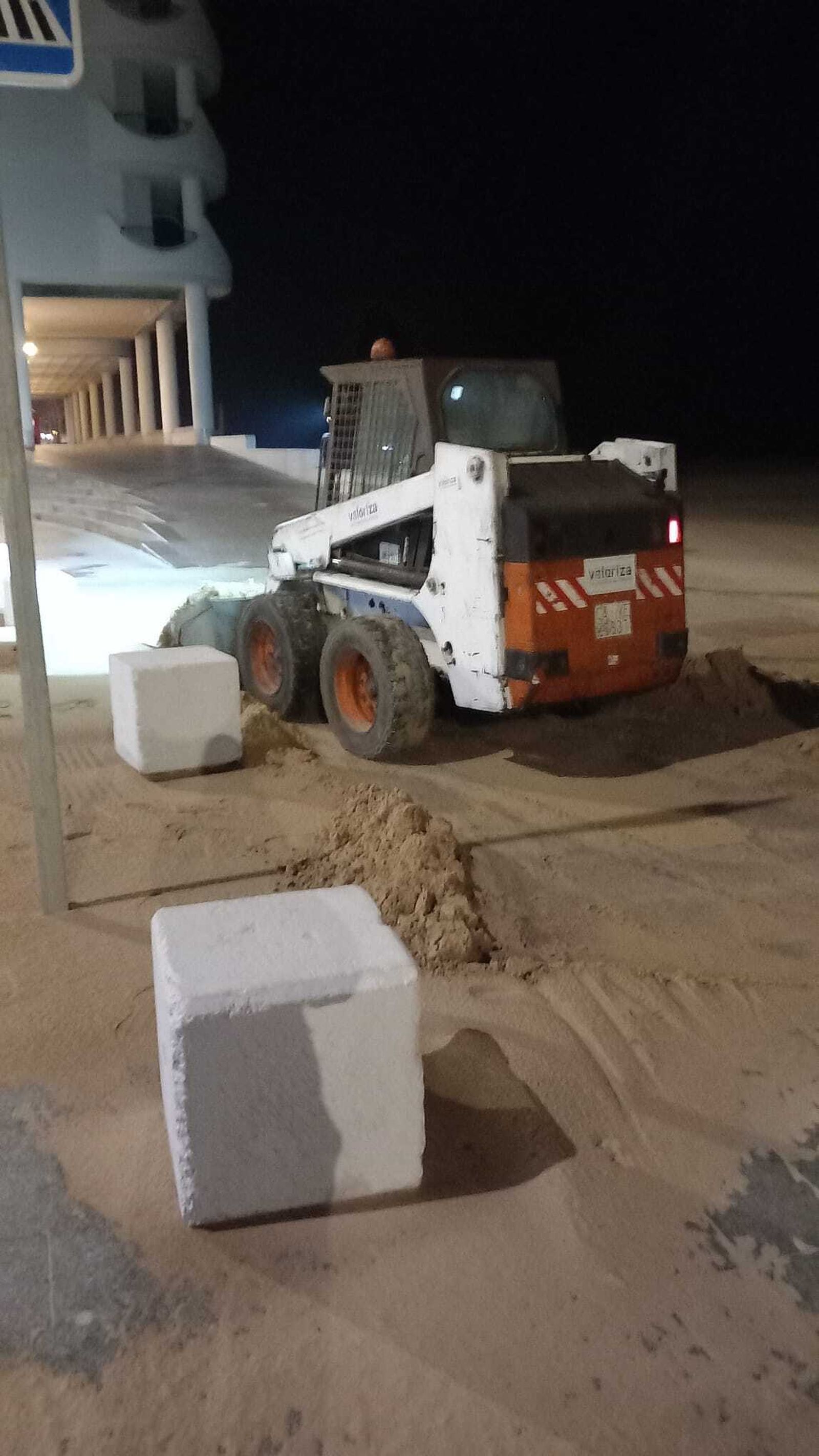 Una máquina retira la arena acumulada en el Paseo Marítimo de Cádiz.