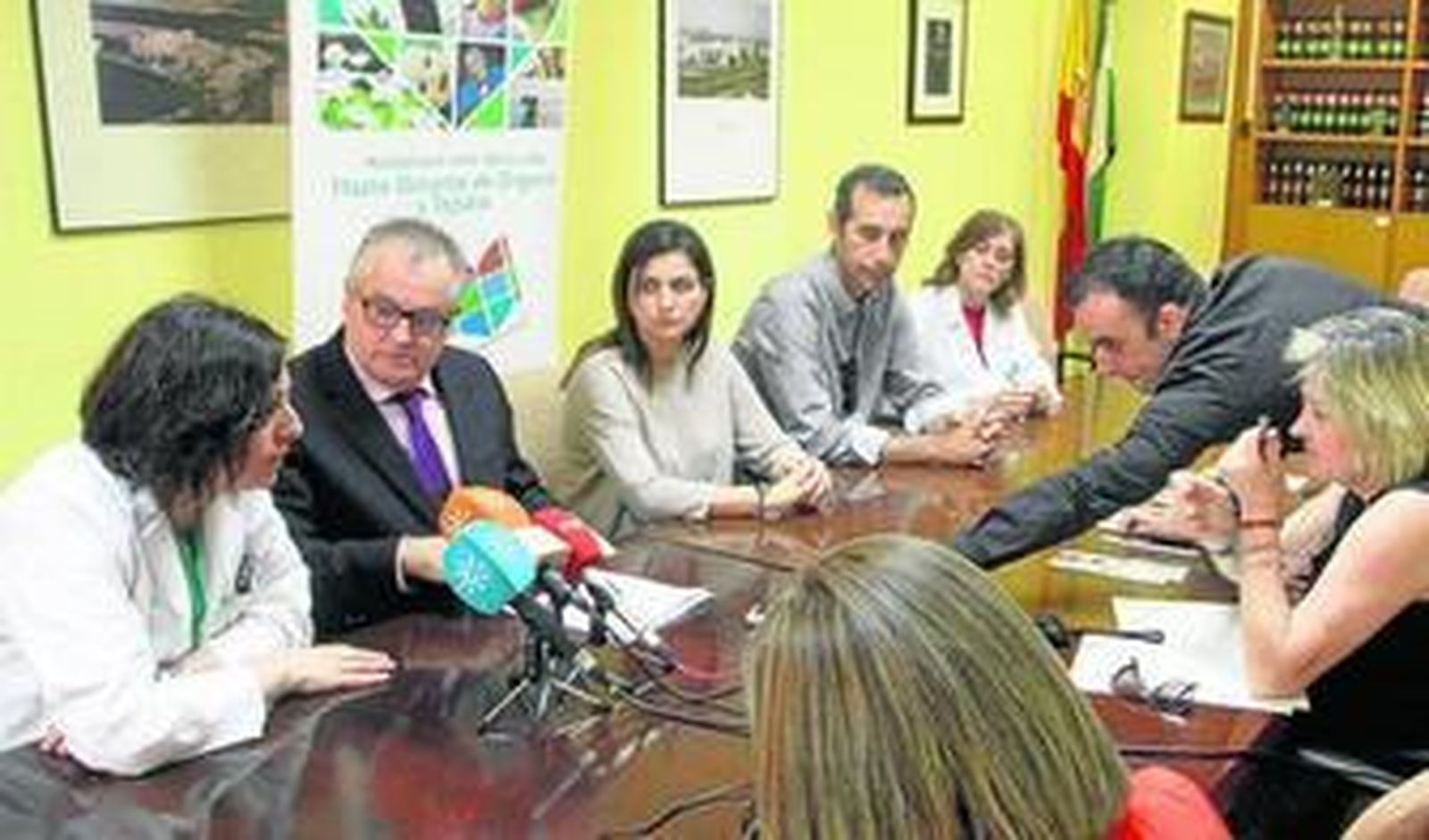 El delegado de Salud -segundo por la izquierda- junto a los coordinadores de trasplantes de los centros hospitalarios, ayer durante el balance anual.