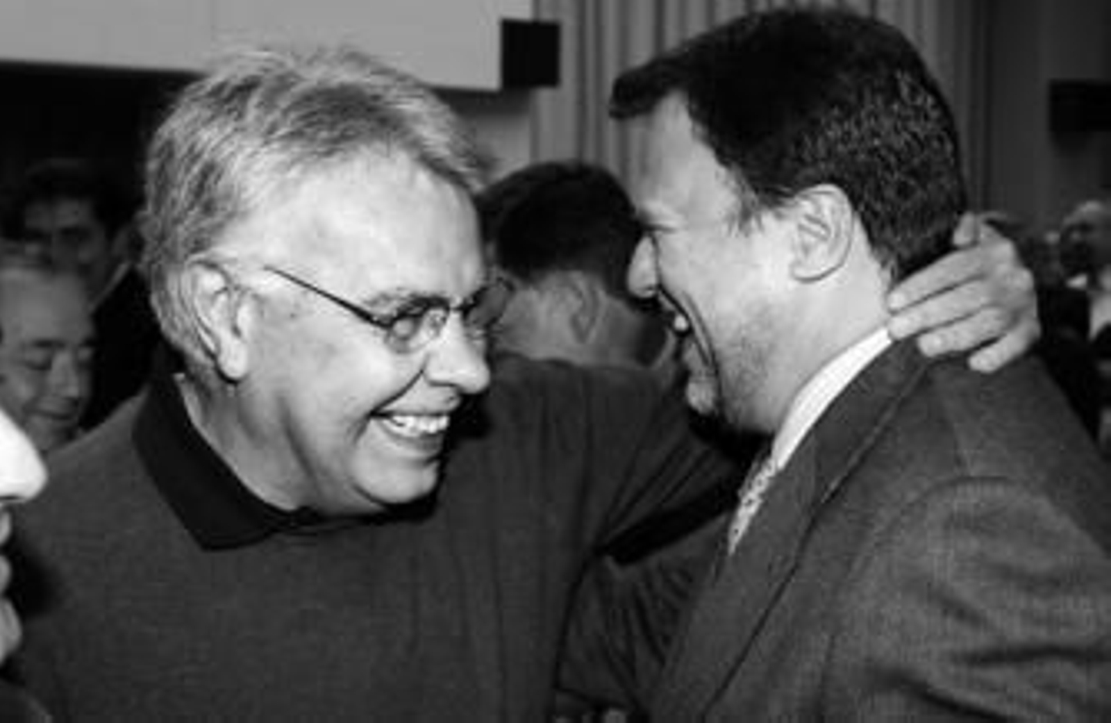 Alfredo Sánchez Monteseirín y Felipe González se abrazan con motivo de un acto celebrado en Sevilla.