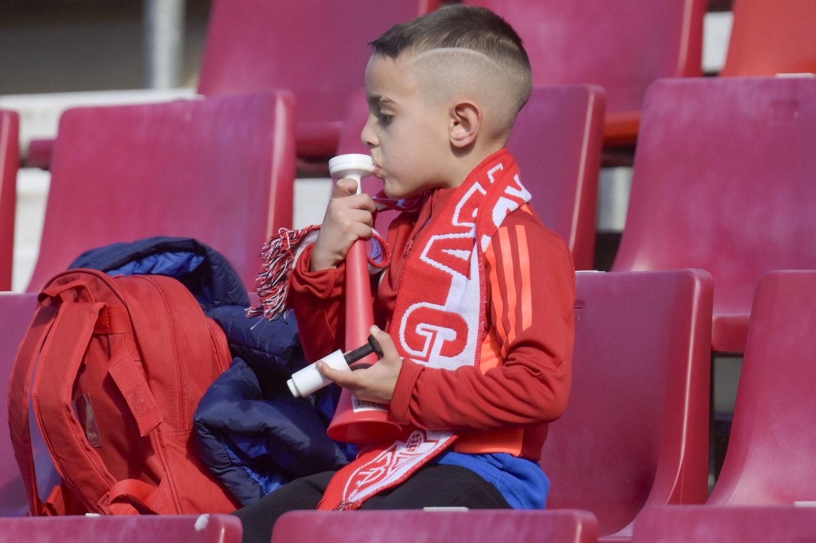 Encuéntrate en la grada y en el recibimiento al Granada CF