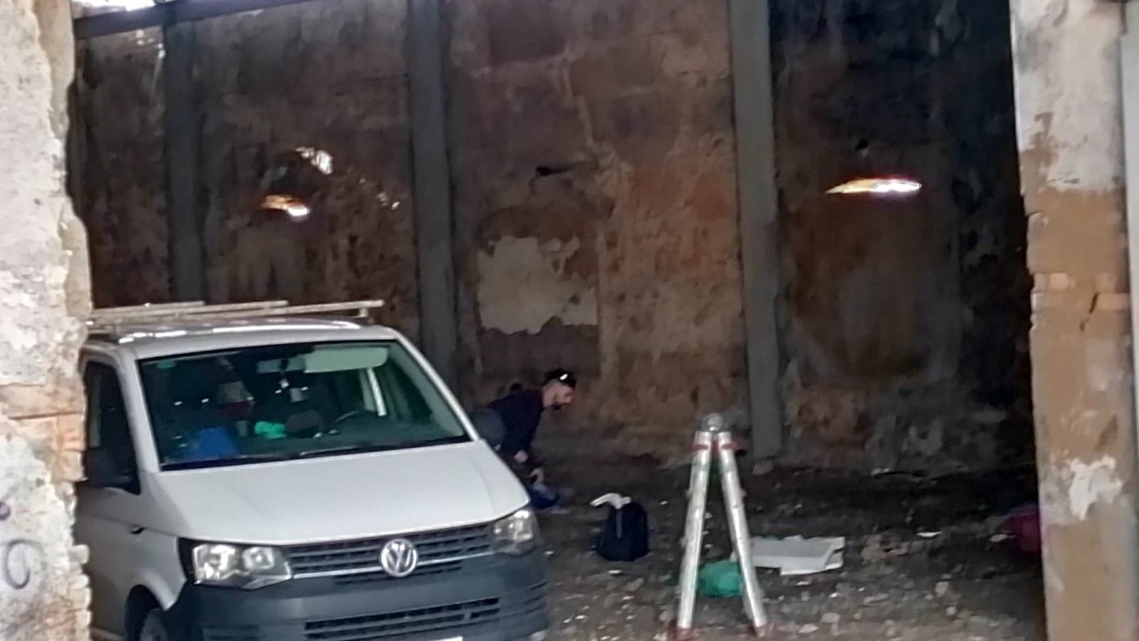Una persona trabajando estos días en el interior de la nave.