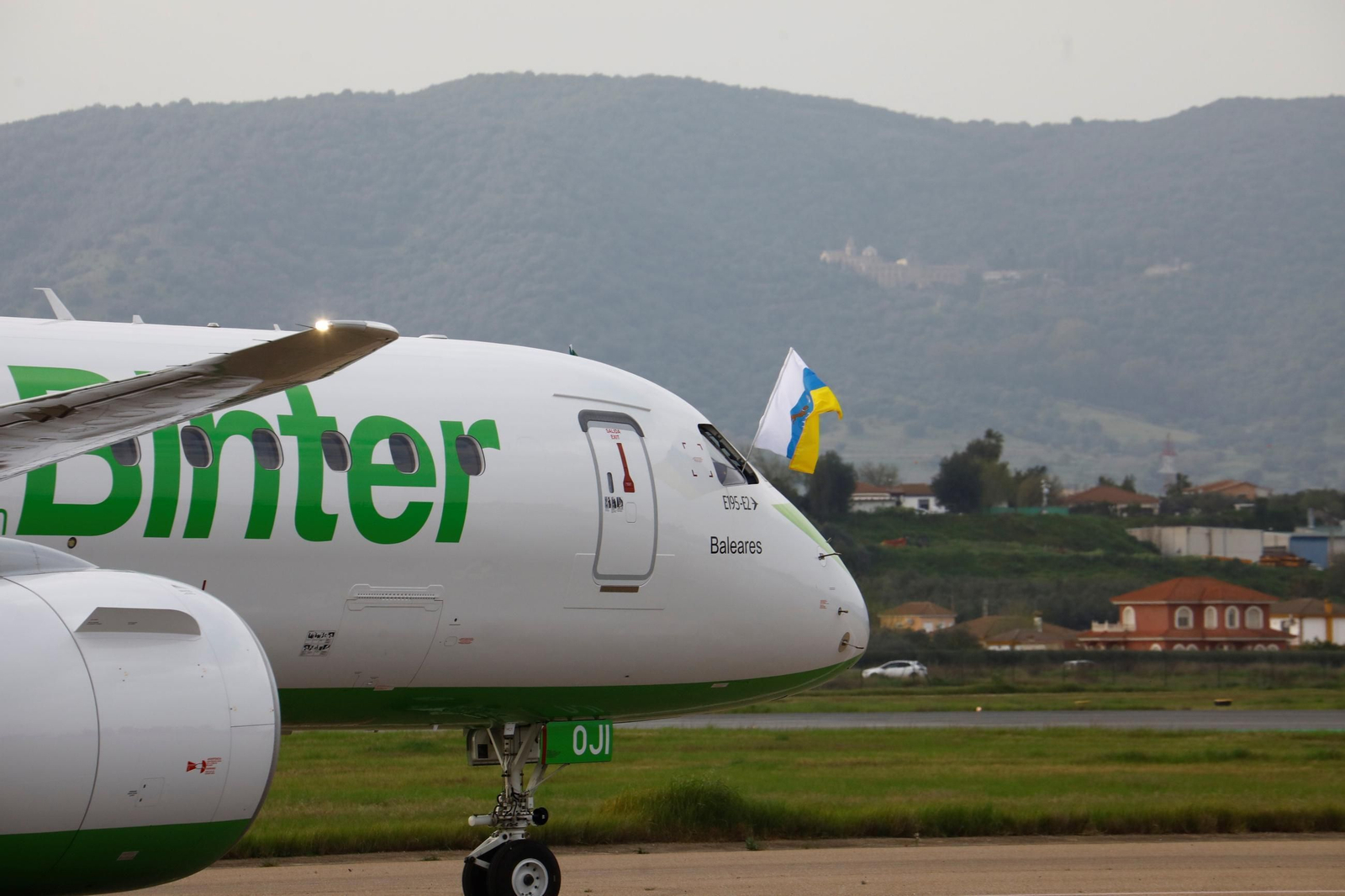 El aeropuerto de Córdoba recibe el primer vuelo de Binter desde Canarias, en imágenes