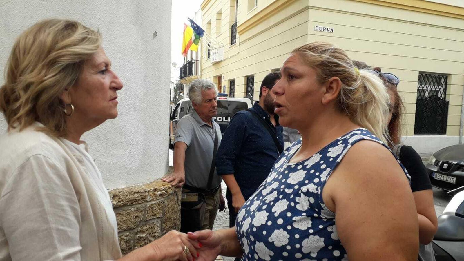María del Carmen Lara, hablando con una de las vecinas.