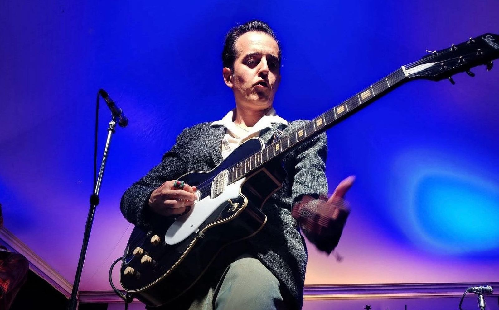 El cantante y guitarrista de roncarol Marcel Riesco